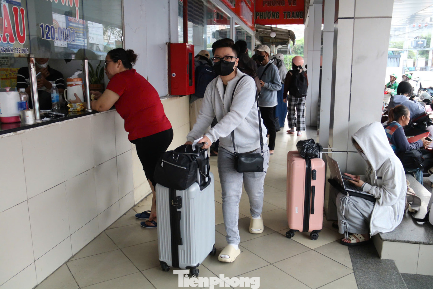 Người người &quot;tay xách, nách mang&quot;, lỉnh kỉnh đủ thứ đồ đạc trên hành trình về quê đón Tết.