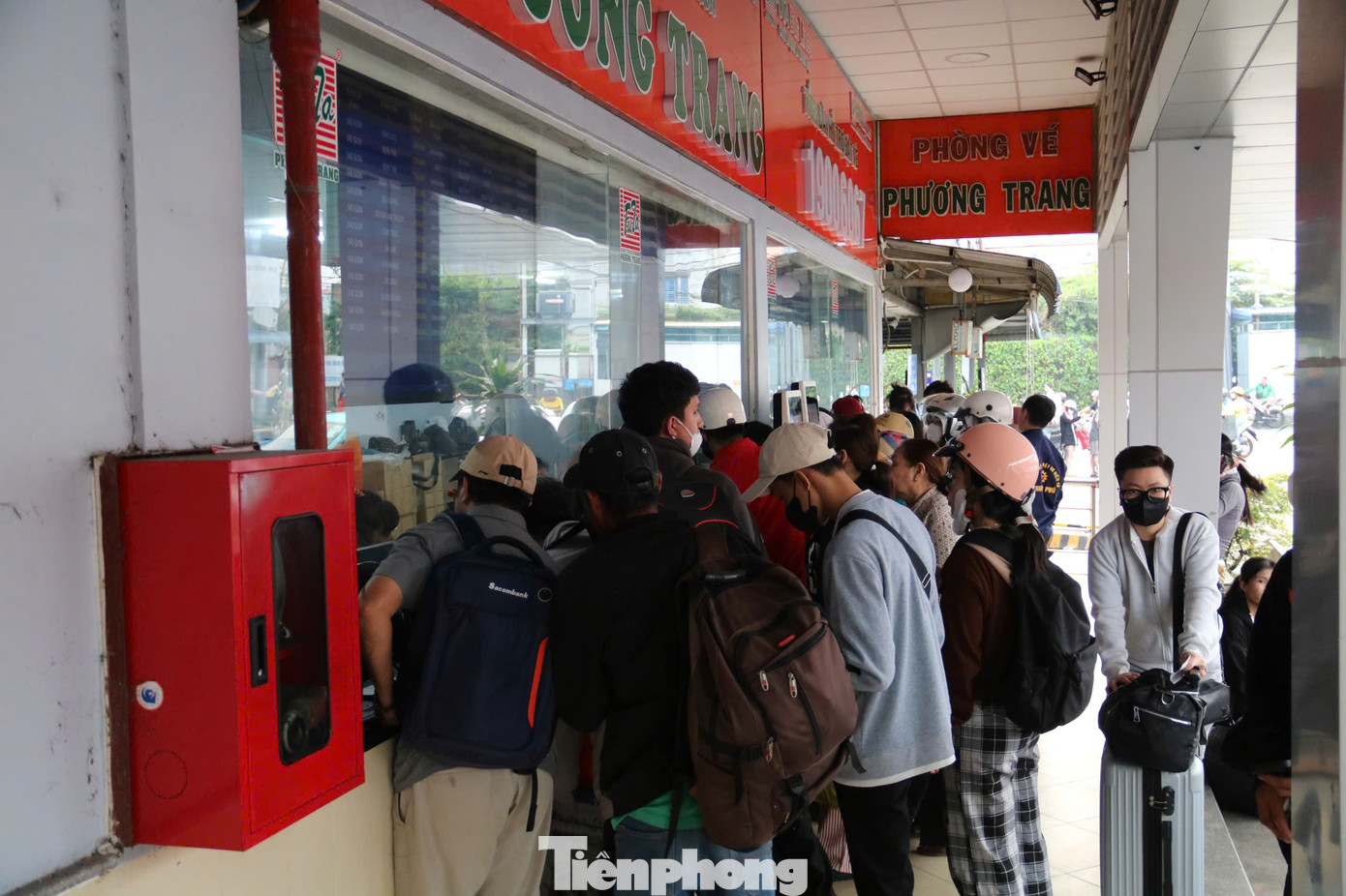 Tại các quầy bán vé đi các tỉnh Cà Mau, Cần Thơ, Kiên Giang, Sóc Trăng... có rất đông người đến mua vé.