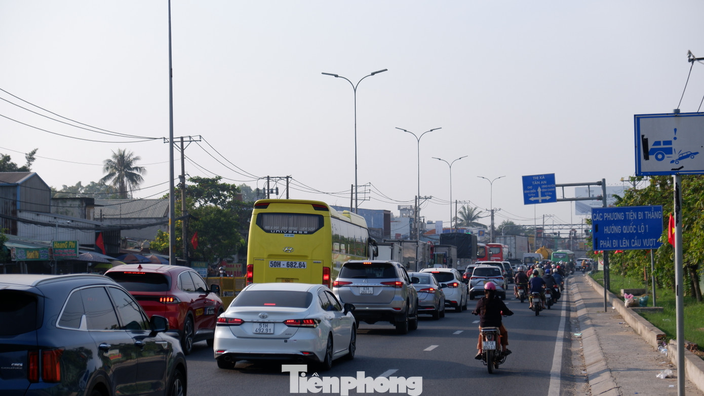 Quốc lộ 1 (đoạn từ cầu Bình Điền đến nút giao với đường Nguyễn Hữu Trí, huyện Bình Chánh) tấp nập phương tiện.