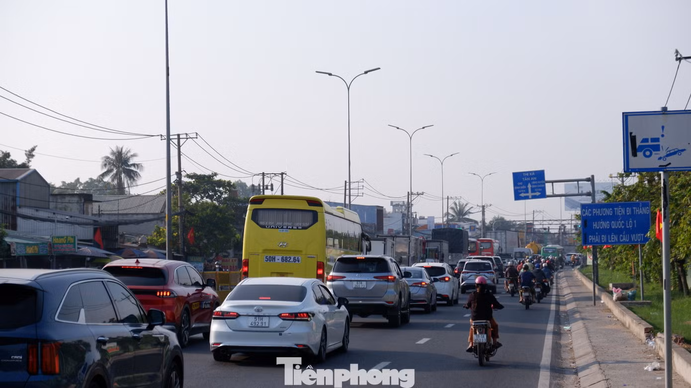 Quốc lộ 1 (đoạn từ cầu Bình Điền đến nút giao với đường Nguyễn Hữu Trí, huyện Bình Chánh) tấp nập phương tiện.