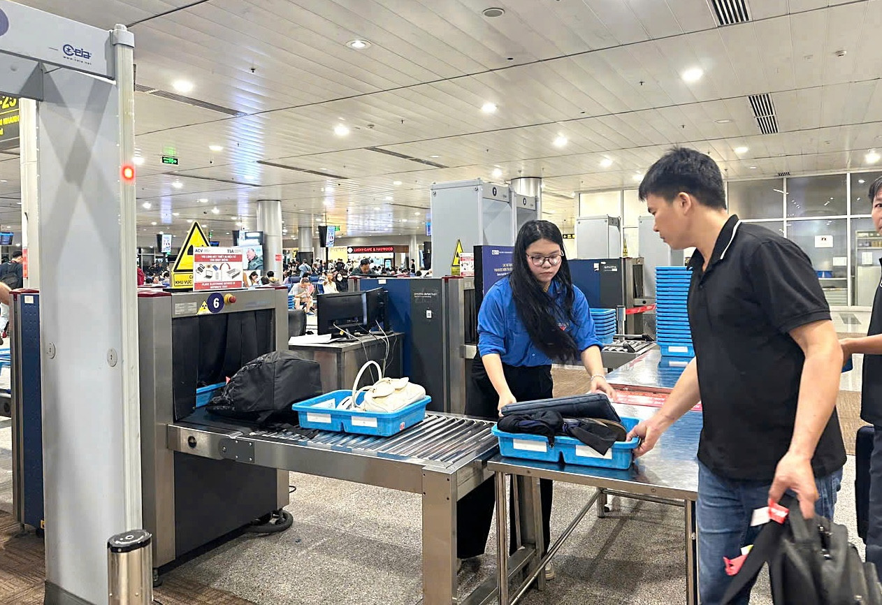 Lực lượng đoàn viên thanh niên tham gia hỗ trợ hành khách ở các điểm &quot;nóng&quot;.