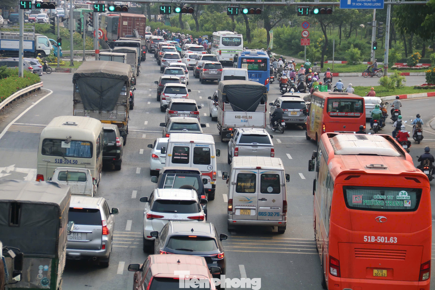 Phương tiện tấp nập, xếp hàng di chuyển trong giờ tan tầm ở cửa ngõ phía tây TPHCM.