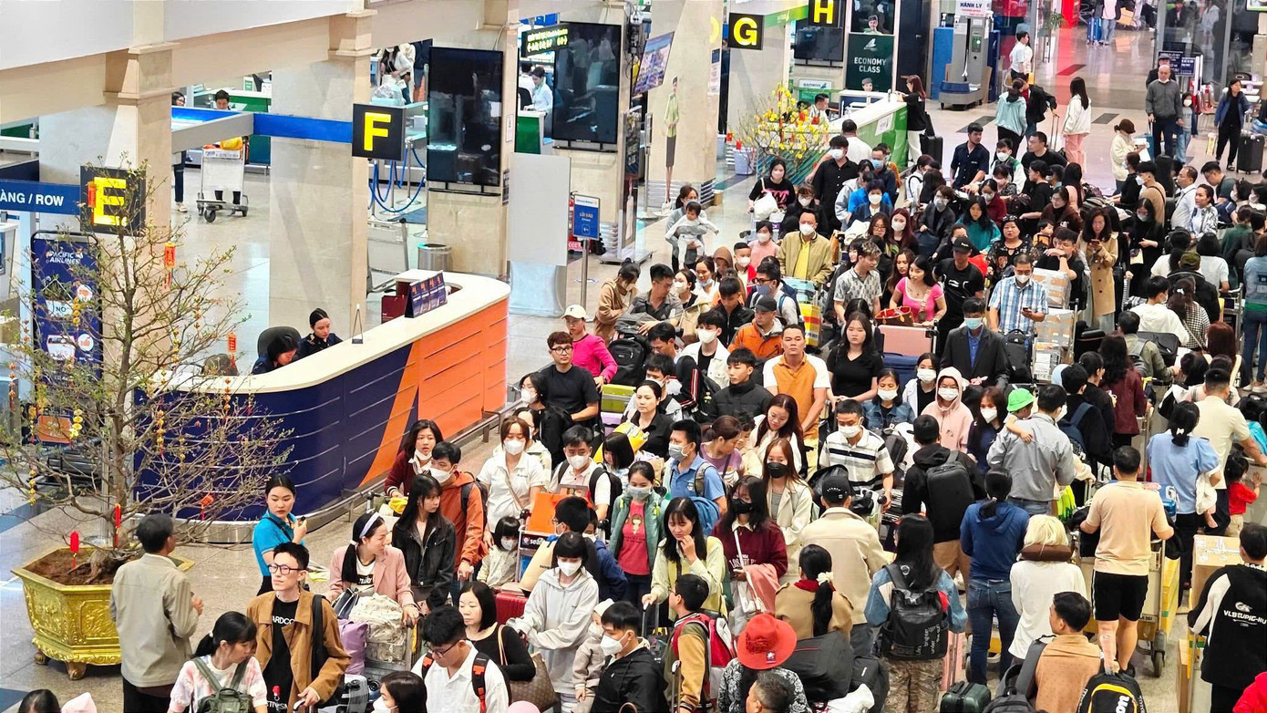 Trong khung giờ cao điểm 3 giờ 30 và 5 giờ sáng 24 tháng Chạp, khu vực ga quốc nội tiếp tục đông đúc. Ảnh: CTV.