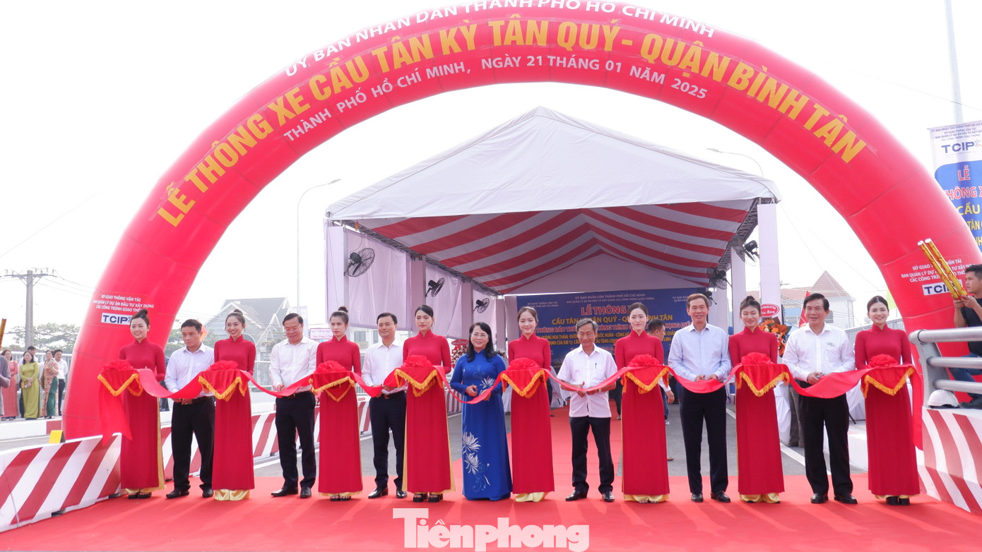 Các đại biểu thực hiện nghi thức thông xe cầu Tân Kỳ Tân Quý, quận Bình Tân.