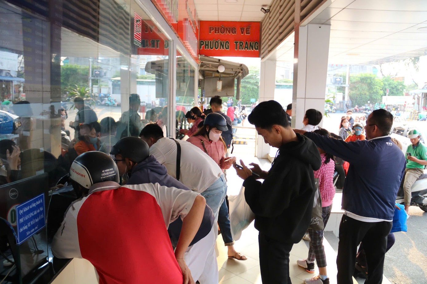 Đại diện bến xe Miền Tây cho biết bắt đầu từ ngày 20/1, người dân rời TPHCM về quê đón Tết nên bến xe bắt đầu nhộn nhịp. Ảnh: CTV Đại diện bến xe Miền Tây cho biết bắt đầu từ ngày 20/1, người dân rời TPHCM về quê đón Tết nên bến xe bắt đầu nhộn nhịp. Ảnh: CTV