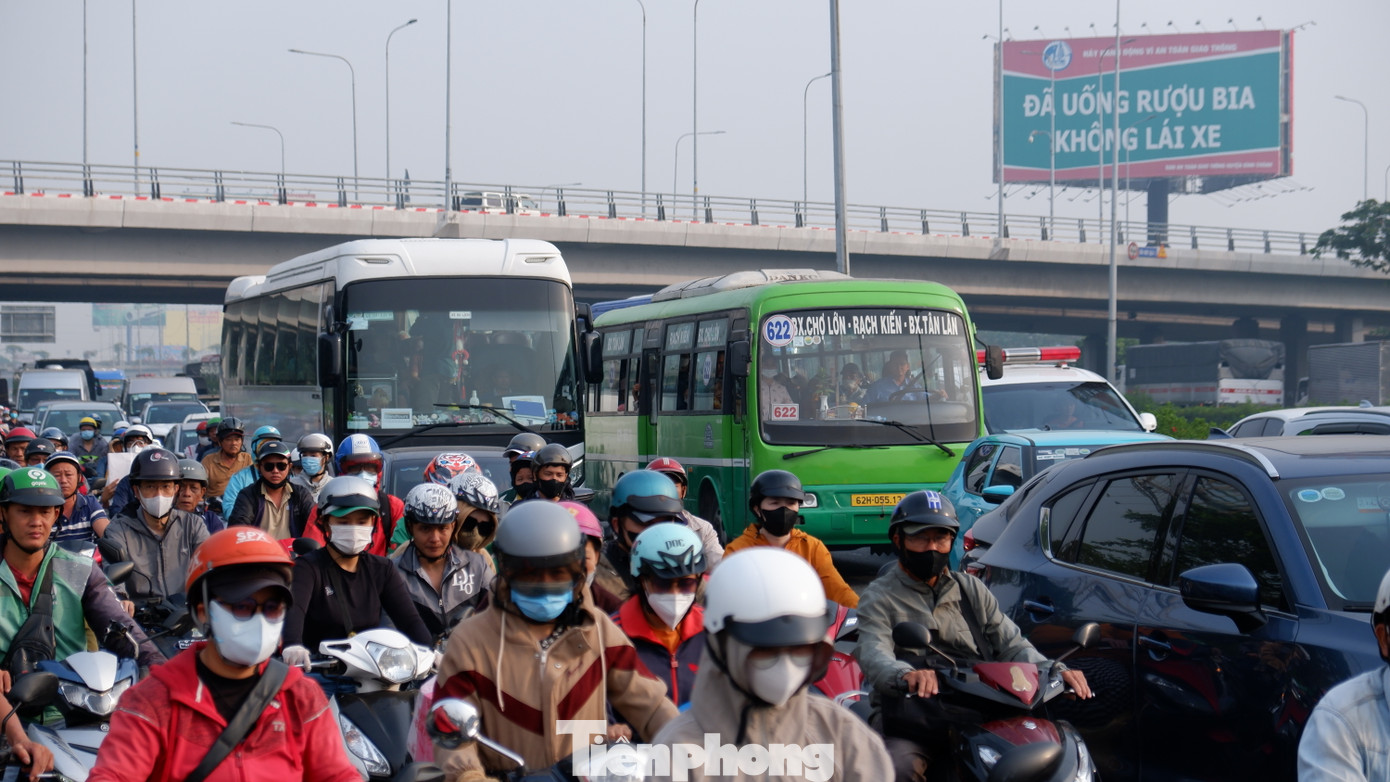 Quốc lộ 1 đoạn qua huyện Bình Chánh ùn ứ hơn 1km.