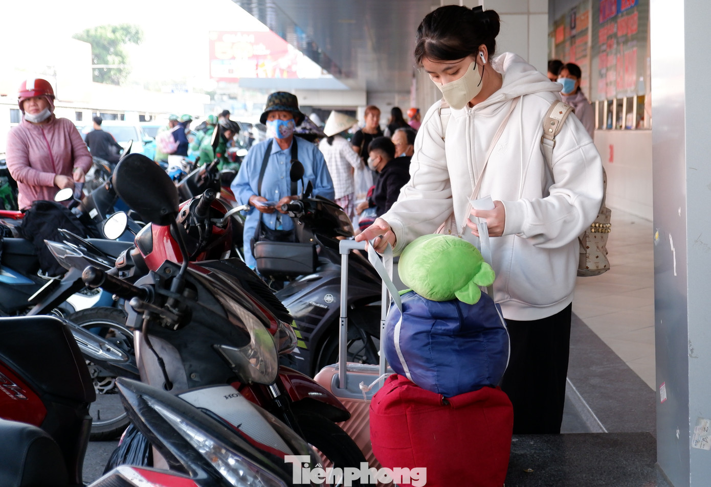 Người dân lỉnh kỉnh đồ đạc, hành lý đến bến xe Miền Tây (quận Bình Tân) để mua vé, về quê nghỉ Tết.