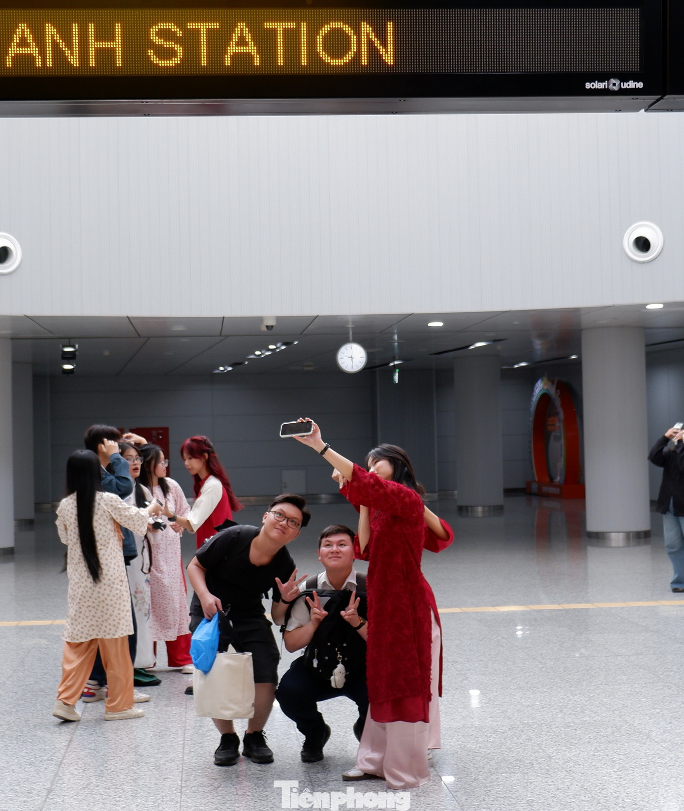 Nhiều bạn trẻ đến ga Bến Thành để chụp ảnh checkin và cùng đi trải nghiệm tàu metro. Nhiều bạn trẻ đến ga Bến Thành để chụp ảnh checkin và cùng đi trải nghiệm tàu metro.