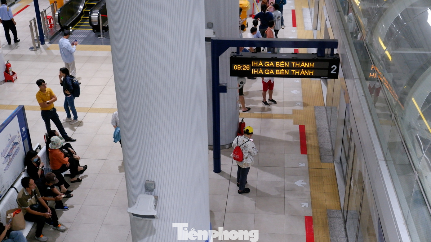 Một số thời điểm, khu vực dưới nhà ga rất thông thoáng. Một số thời điểm, khu vực dưới nhà ga rất thông thoáng.