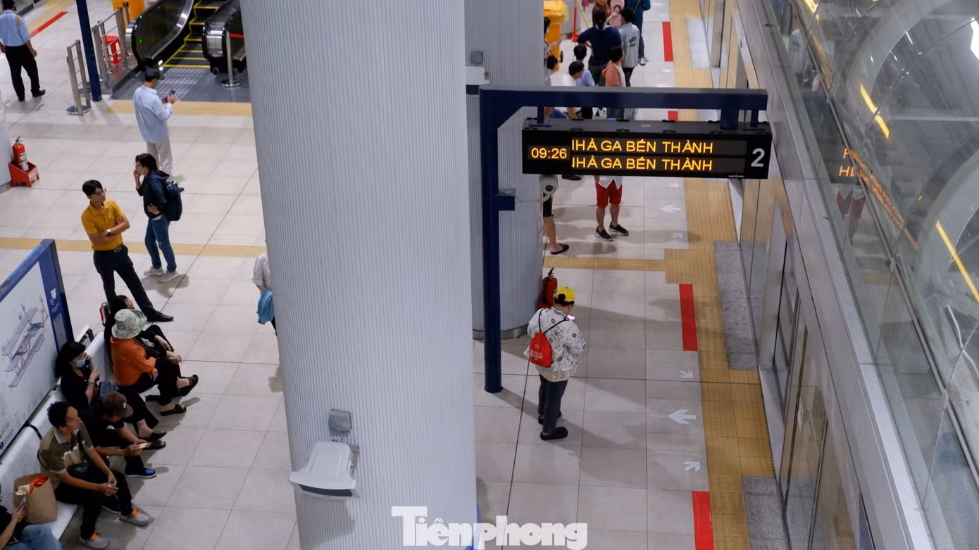 Một số thời điểm, khu vực dưới nhà ga rất thông thoáng.