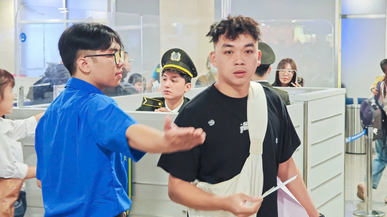 Theo đại diện Cảng HKQT Tân Sơn Nhất, để tăng cường phục vụ người dân trong dịp cao điểm Tết, đơn vị đã bố trí lực lượng gồm đoàn viên thanh niên của cảng, đoàn viên thanh niên Học viện hàng không Việt Nam và đoàn viên thanh niên Công an cửa khẩu Cảng HKQT Tân Sơn Nhất tham gia hỗ trợ hành khách tại khu vực sảnh công cộng, khu vực an ninh soi chiếu và khu vực công an cửa khẩu.