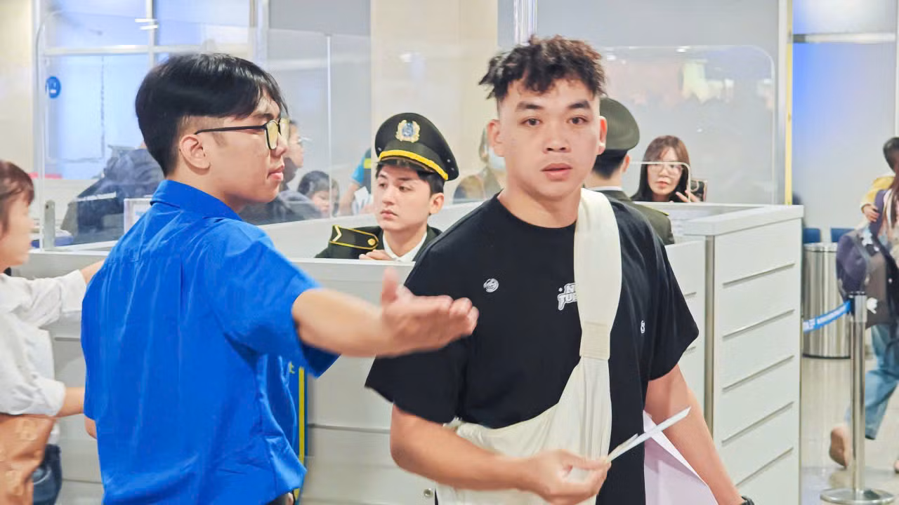 Theo đại diện Cảng HKQT Tân Sơn Nhất, để tăng cường phục vụ người dân trong dịp cao điểm Tết, đơn vị đã bố trí lực lượng gồm đoàn viên thanh niên của cảng, đoàn viên thanh niên Học viện hàng không Việt Nam và đoàn viên thanh niên Công an cửa khẩu Cảng HKQT Tân Sơn Nhất tham gia hỗ trợ hành khách tại khu vực sảnh công cộng, khu vực an ninh soi chiếu và khu vực công an cửa khẩu.