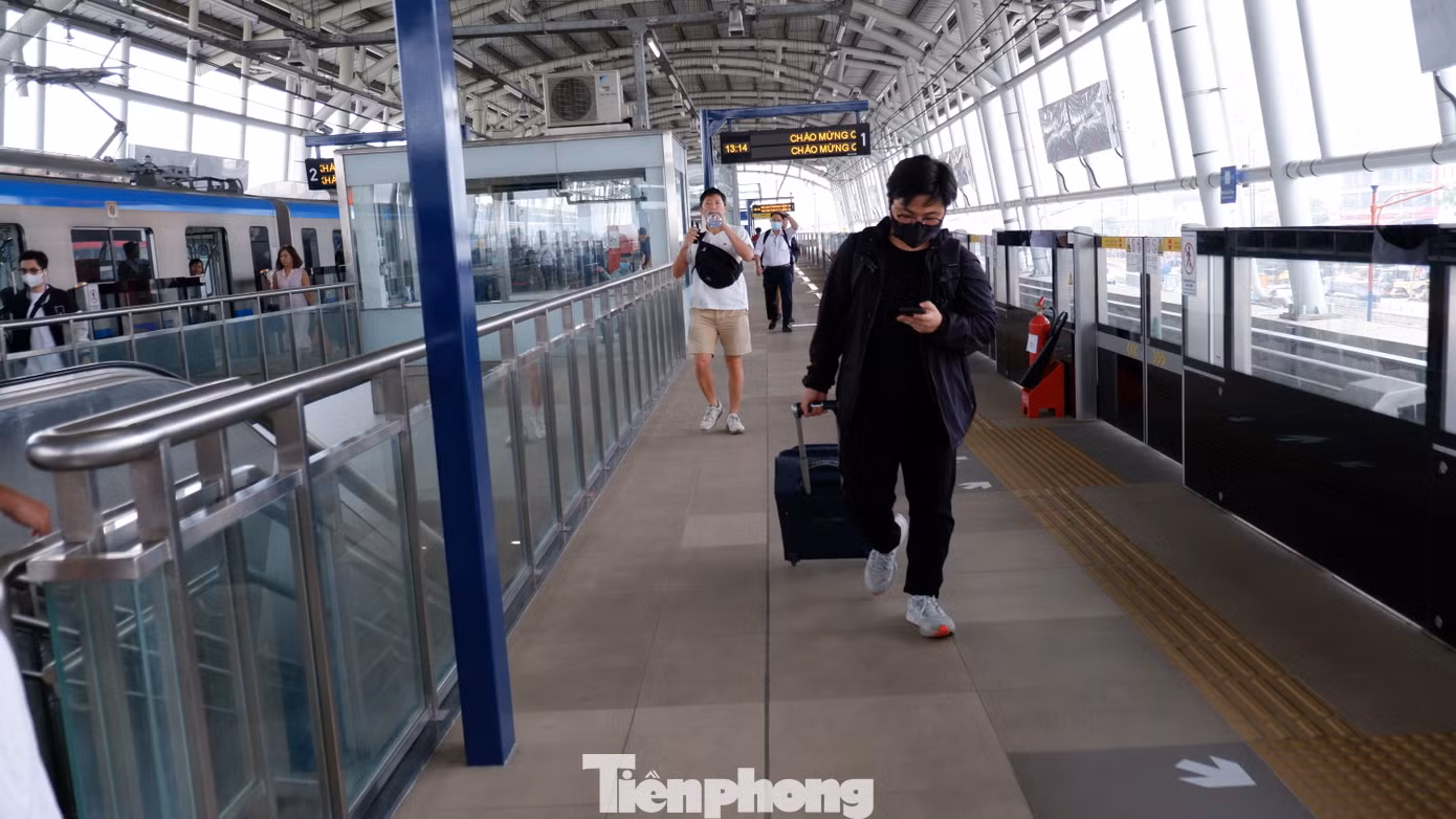 Chia sẻ với PV, anh Nguyễn Minh Phú (quê Quảng Ngãi, ngụ quận Tân Bình) cho biết: "Sau khi mua vé xe Tết, tôi được nhân viên nhà xe tư vấn đi metro từ ga Bến Thành ra đến bến xe Miền Đông mới. Hành trình đi lại rất nhanh mà không cần phải đi xe trung chuyển như trước đây". Trong ảnh: Người dân đi metro để đến bến xe Miền Đông mới. Ảnh: Hữu Huy