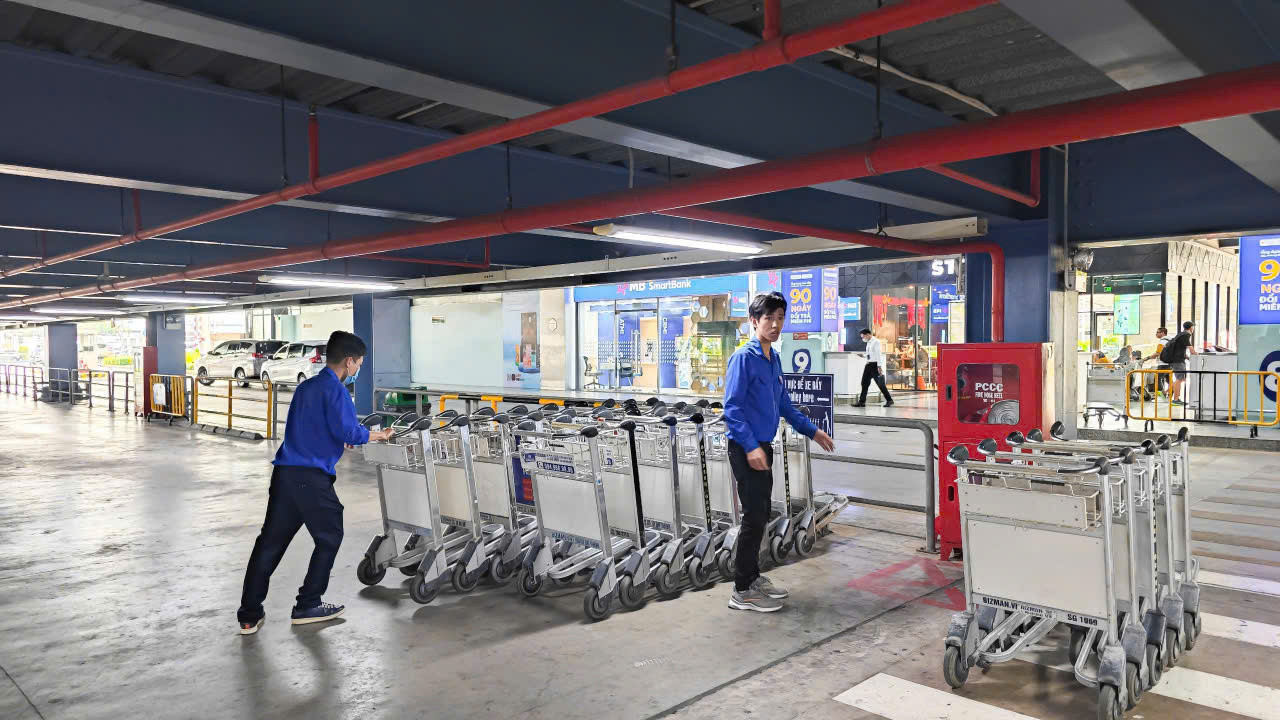 Ngoài khu vực an ninh soi chiếu, các bạn tình nguyện viên còn tham gia hỗ trợ sắp xếp xe đẩy ở khu vực nhà xe và sảnh công cộng.