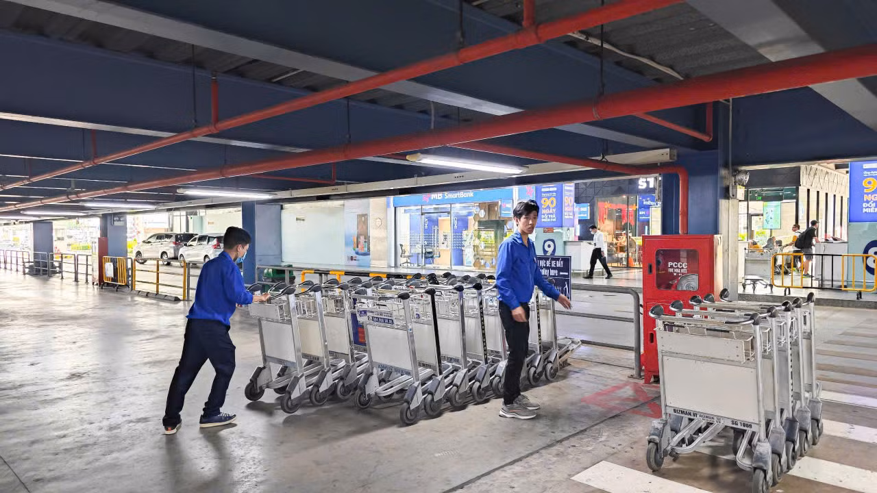 Ngoài khu vực an ninh soi chiếu, các bạn tình nguyện viên còn tham gia hỗ trợ sắp xếp xe đẩy ở khu vực nhà xe và sảnh công cộng.