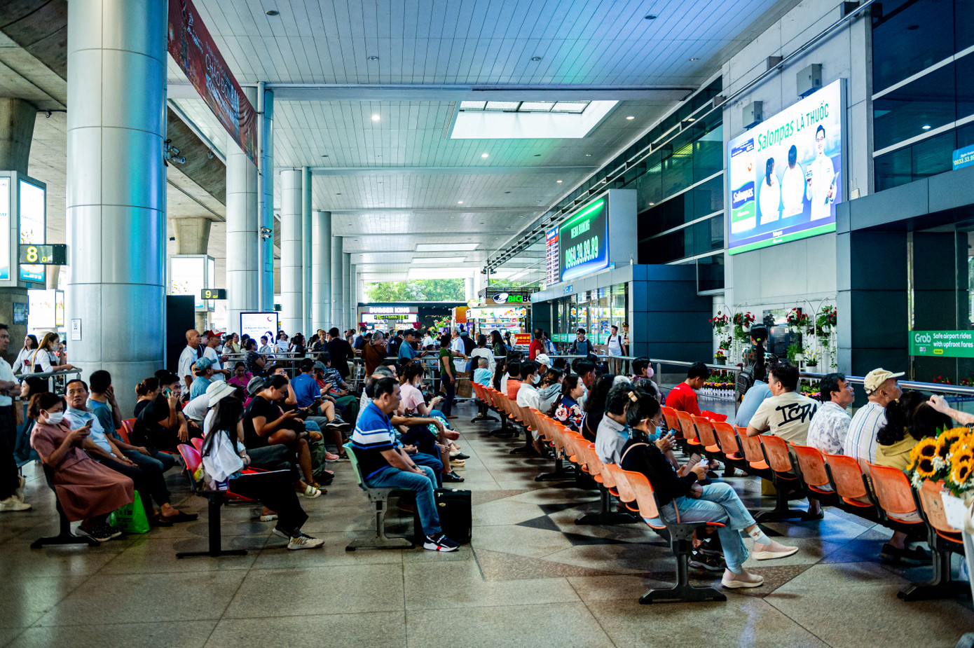 Nhiều người đến trước sảnh bên ngoài nhà ga quốc tế chờ đón người thân, bạn bè từ nước ngoài về quê đón Tết.