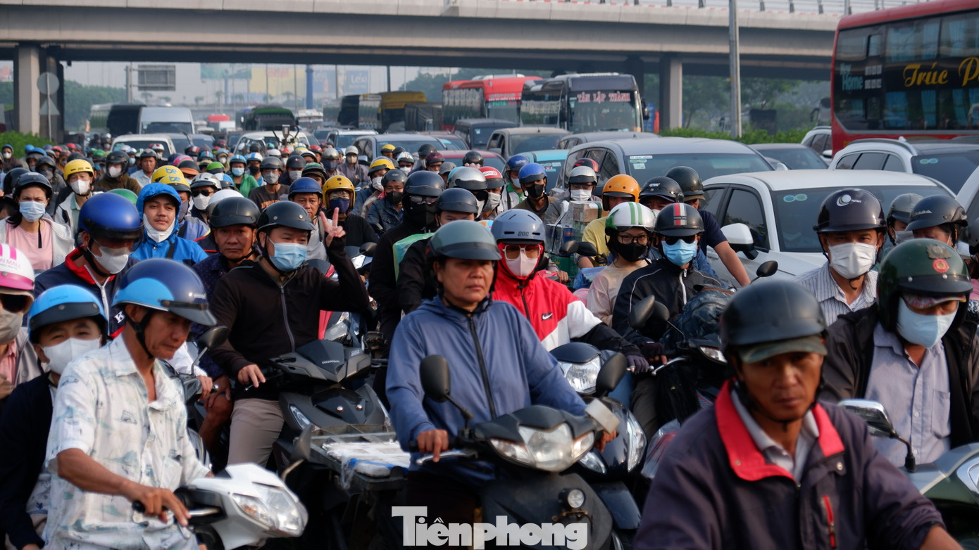 Anh Nguyễn Minh Sơn (ngụ quận Bình Tân, quê Tiền Giang) cho biết: &quot;Sáng nay tôi đi xe máy để về quê đón Tết. Để tránh kẹt xe, tôi bắt đầu hành trình từ lúc 7 giờ sáng. Tuy nhiên, khi ra đến khu vực vòng xoay An Lạc thì xe quá đông, các xe đều phải di chuyển chậm. Năm nào cũng vậy, khu vực này hay ùn tắc do phía trước mặt đường nhỏ, tạo thành nút thắt cổ chai&quot;.