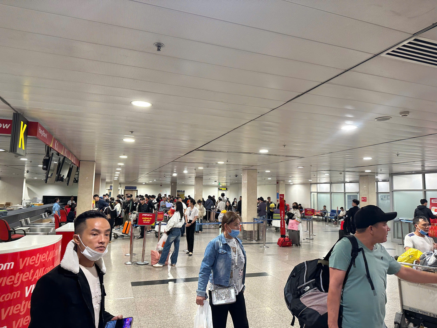 Trong ngày cuối trước Tết Nguyên đán Ất Tỵ 2025, Cảng HKQT Tân Sơn Nhất – TPHCM dự kiến khai thác 784 chuyến bay với hơn 107.000 hành khách đi/đến. Ảnh: CTV Trong ngày cuối trước Tết Nguyên đán Ất Tỵ 2025, Cảng HKQT Tân Sơn Nhất – TPHCM dự kiến khai thác 784 chuyến bay với hơn 107.000 hành khách đi/đến. Ảnh: CTV