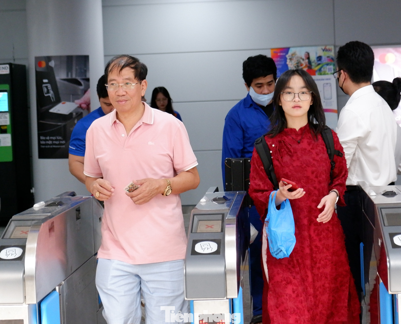 Theo ghi nhận của PV vào sáng 20/1, ga Bến Thành thông thoáng, người dân ra vào nhà ga để đi tàu dễ dàng mà không phải xếp hàng chờ như những ngày cao điểm trước đây. Theo ghi nhận của PV vào sáng 20/1, ga Bến Thành thông thoáng, người dân ra vào nhà ga để đi tàu dễ dàng mà không phải xếp hàng chờ như những ngày cao điểm trước đây.