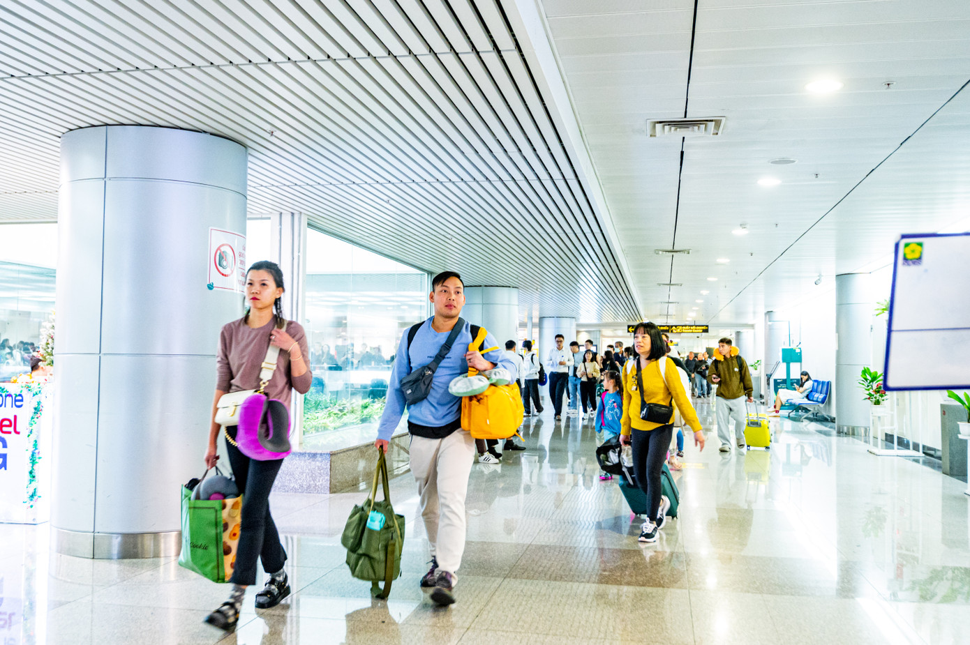 Trong khi đó, lượng hành khách đi ở ga quốc tế là hơn 25.000 người.