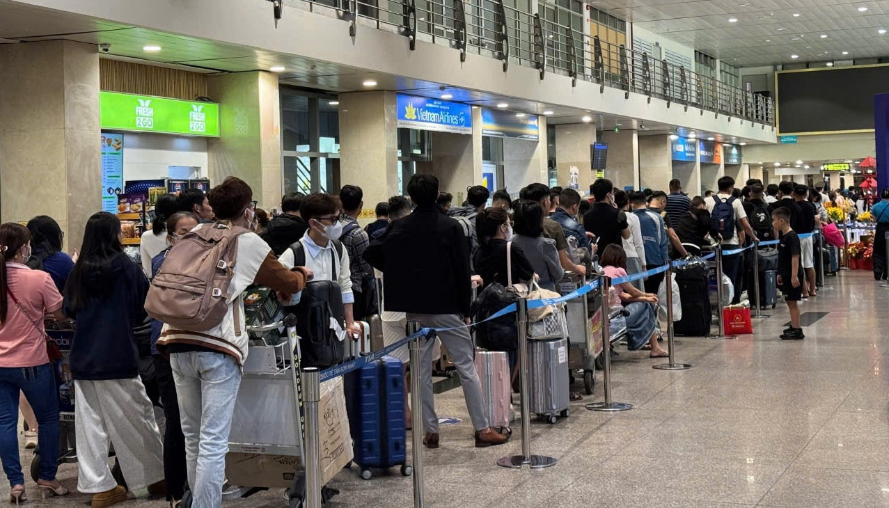 Hành khách xếp hàng tại ga quốc nội vào rạng sáng 27 Tết.