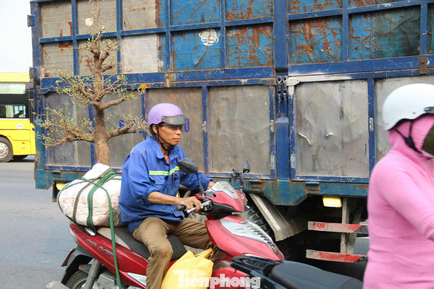 Người dân lỉnh kỉnh đồ đạc, hành lý, rời TPHCM trên xe máy để về quê nghỉ Tết.