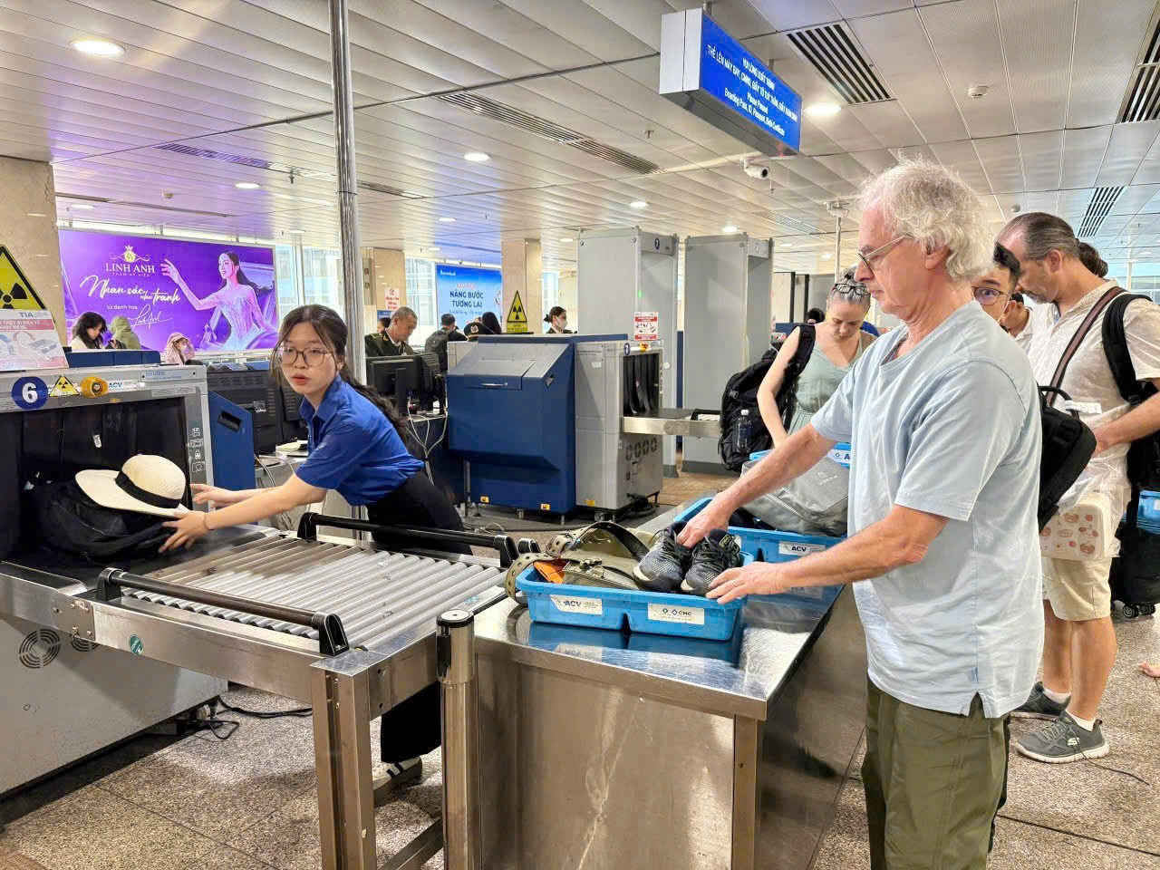 Anh Phùng Thanh Tú - Bí thư Đoàn Thanh niên Cảng HKQT Tân Sơn Nhất chia sẻ, có 100 bạn đoàn viên thanh niên đến từ các lực lượng tham gia hỗ trợ hành khách tại cảng trong thời gian từ 5h sáng đến 23h đêm.