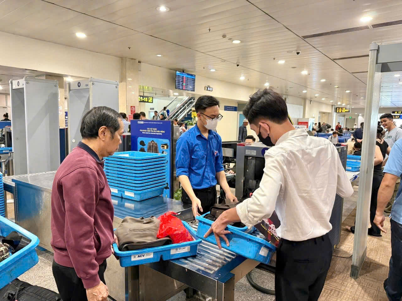 "Các bạn chia làm 3 ca để phục vụ người dân, trong đó ca 1 từ 5h đến 11h, ca 2 từ 11h đến 17h và ca 3 từ 17h đến 23h"- đại diện Cảng HKQT Tân Sơn Nhất thông tin.