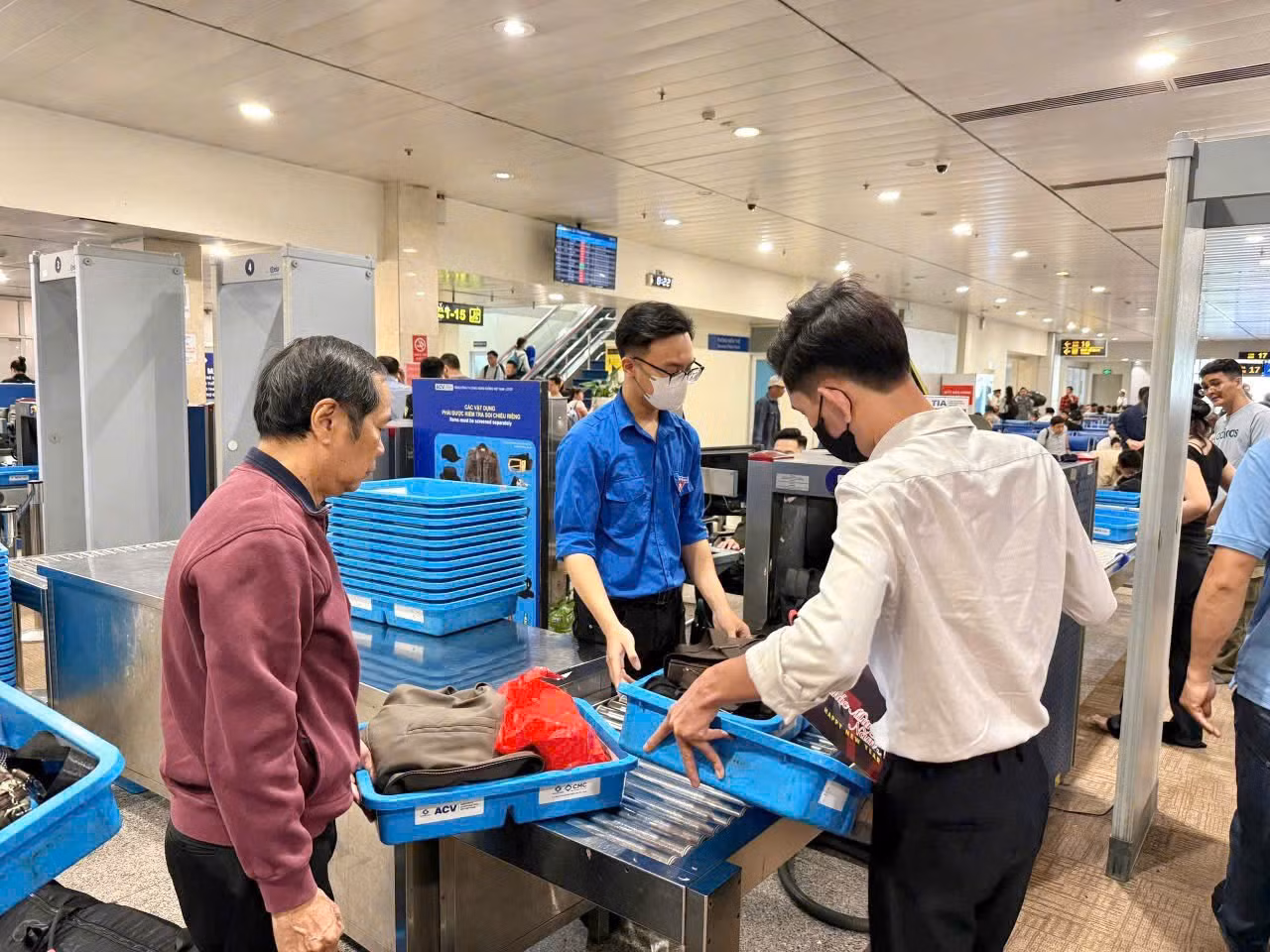 "Các bạn chia làm 3 ca để phục vụ người dân, trong đó ca 1 từ 5h đến 11h, ca 2 từ 11h đến 17h và ca 3 từ 17h đến 23h"- đại diện Cảng HKQT Tân Sơn Nhất thông tin.