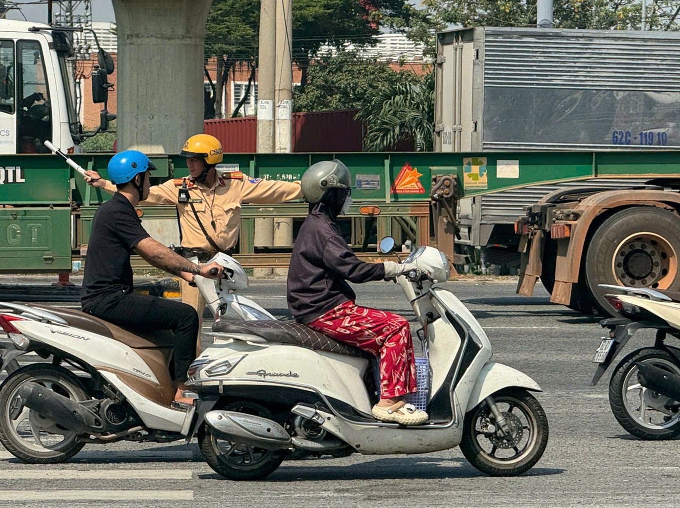 Lực lượng CSGT tích cực điều tiết giao thông qua khu vực.