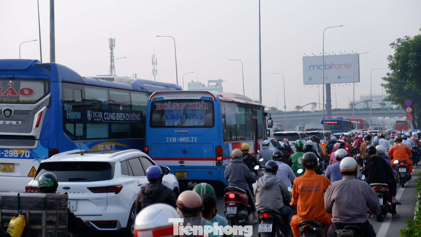 Lưu lượng phương tiện tăng cao đột ngột khiến một số nút giao thông trên quốc lộ 1 (nay là đường Lê Khả Phiêu) xảy ra hiện tượng ùn ứ.