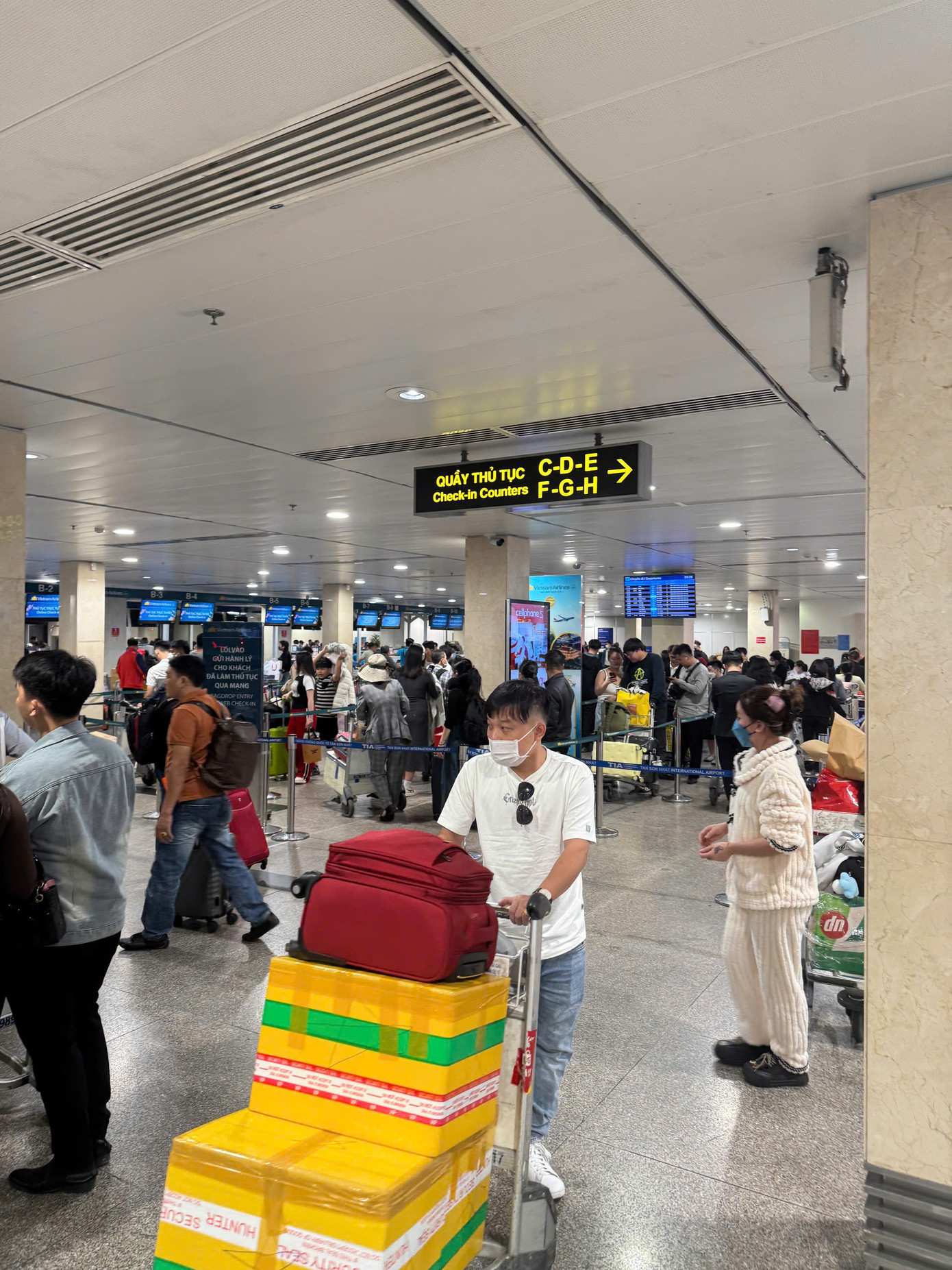 Hành khách lỉnh kỉnh đồ đạc, hành lý để về quê nghỉ Tết. Ảnh: CTV Hành khách lỉnh kỉnh đồ đạc, hành lý để về quê nghỉ Tết. Ảnh: CTV