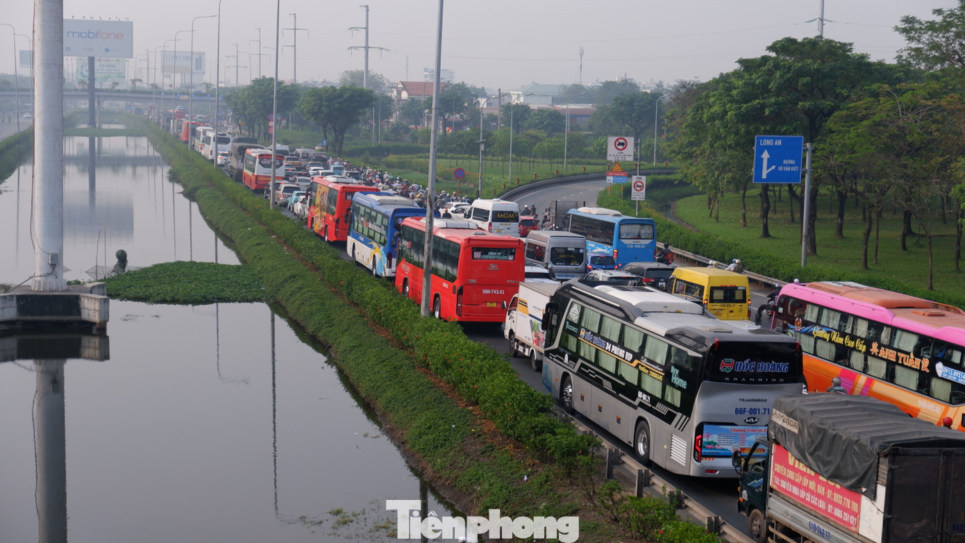 Theo ghi nhận của PV, đến hơn 9 giờ cùng ngày giao thông trên quốc lộ 1 hướng về các tỉnh, thành miền Tây Nam Bộ vẫn tiếp tục đông đúc.