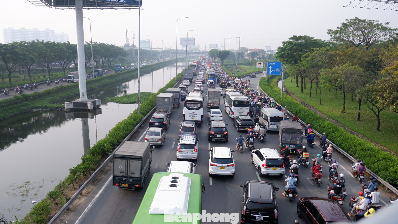 Dòng xe xếp hàng nối đuôi nhích từng chút trên quốc lộ 1 (hướng TPHCM đi các tỉnh, thành miền Tây Nam bộ).