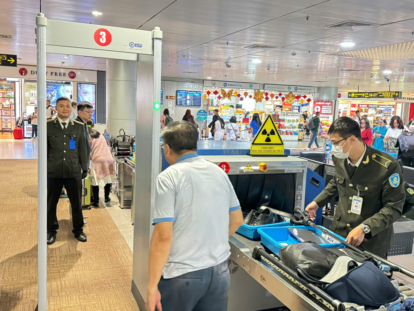 Các lực lượng chức năng đã tăng cường hướng dẫn hành khách. Ảnh CTV.