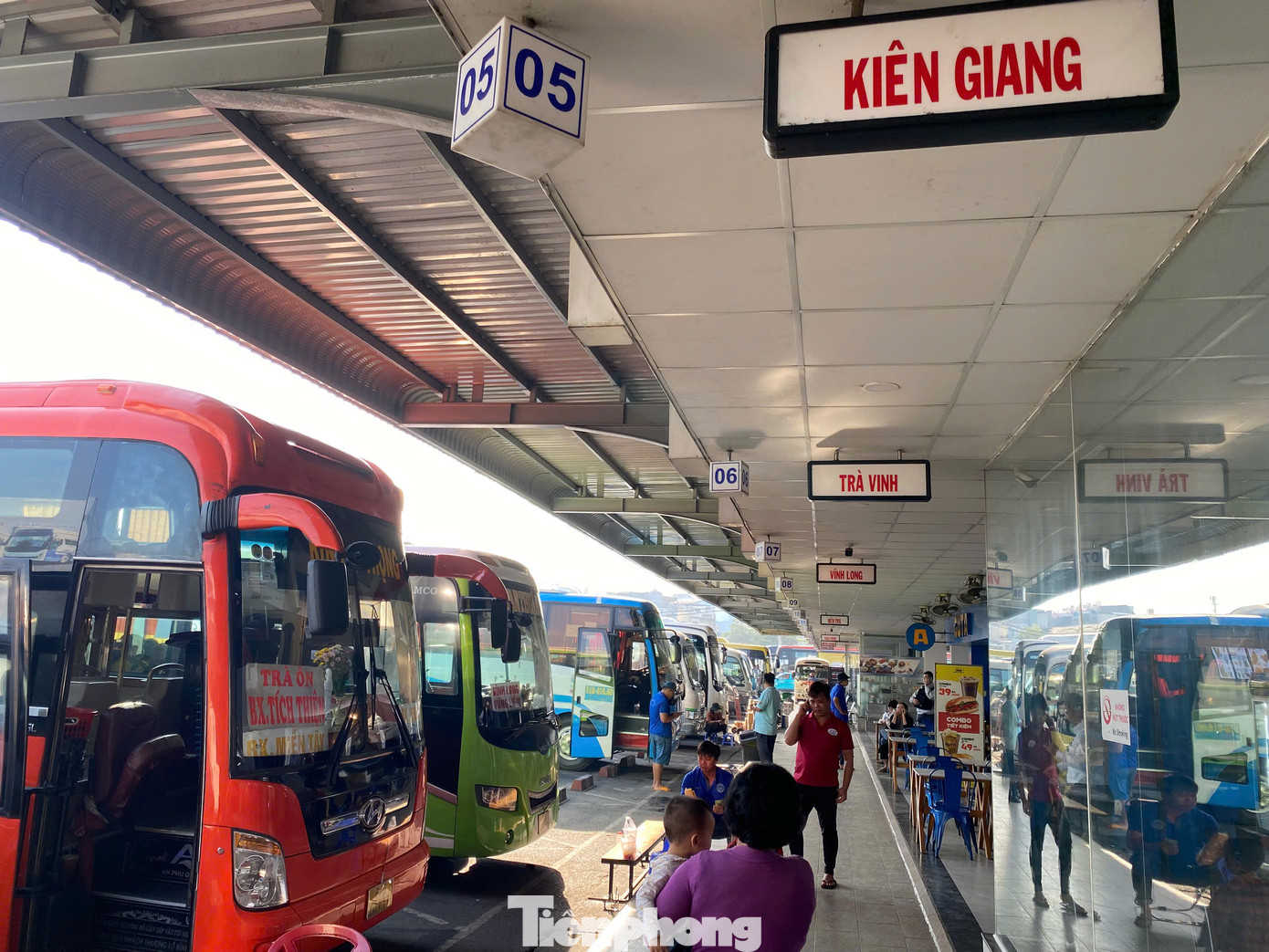 Đại diện bến xe Miền Tây cho biết, dự báo trong ngày 22/1 (23 tháng Chạp), bến xe sẽ khai thác 1.610 chuyến xe với hơn 43.000 hành khách qua bến.