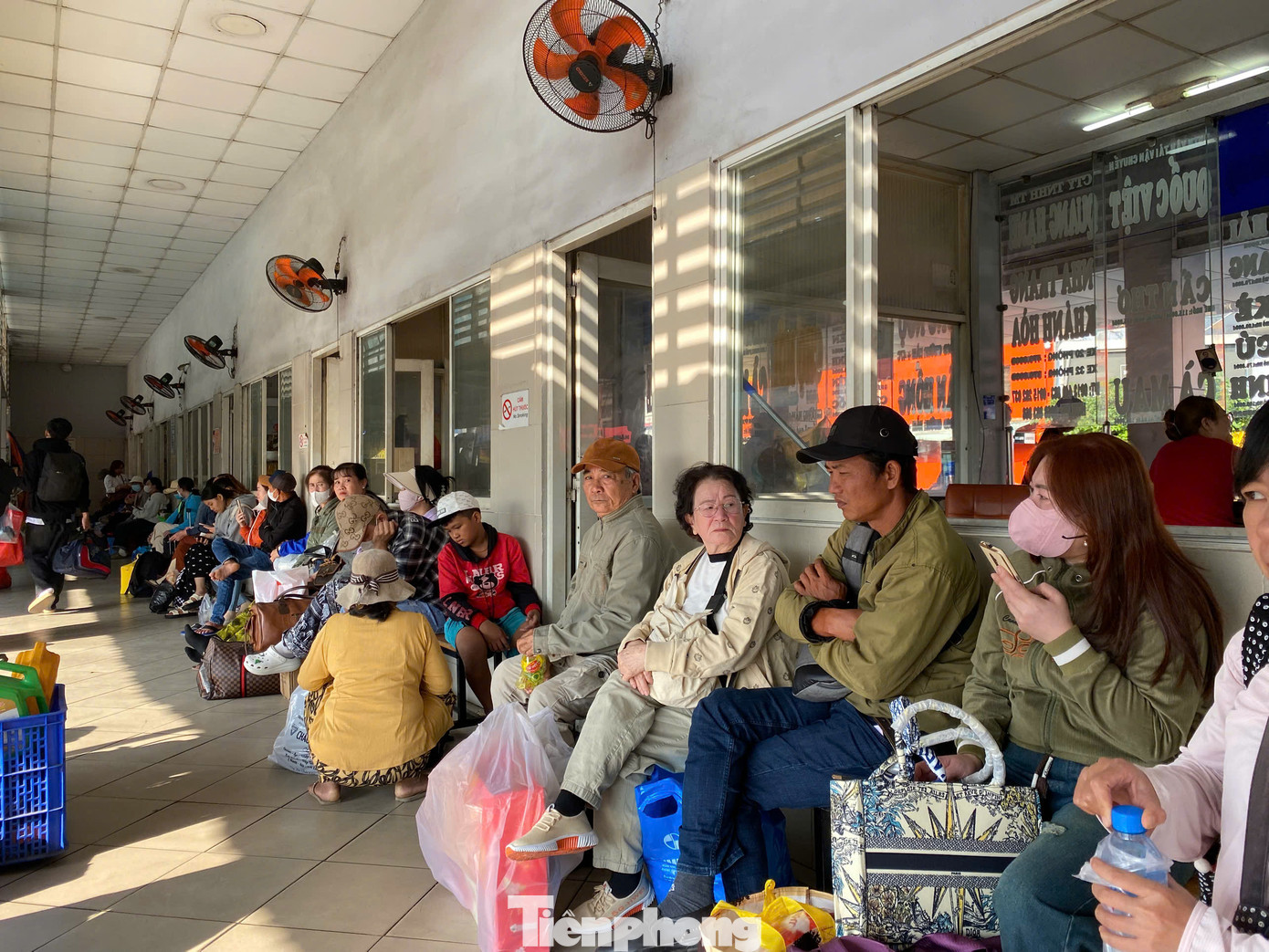 Dự báo lượng hành khách sẽ tăng trong những ngày tiếp theo. Trong đó thời gian cao điểm nhất là ngày 26/1 (27 tháng Chạp), bến xe Miền Tây sẽ khai thác hơn 2.000 chuyến xe với hơn 62.000 khách qua bến.