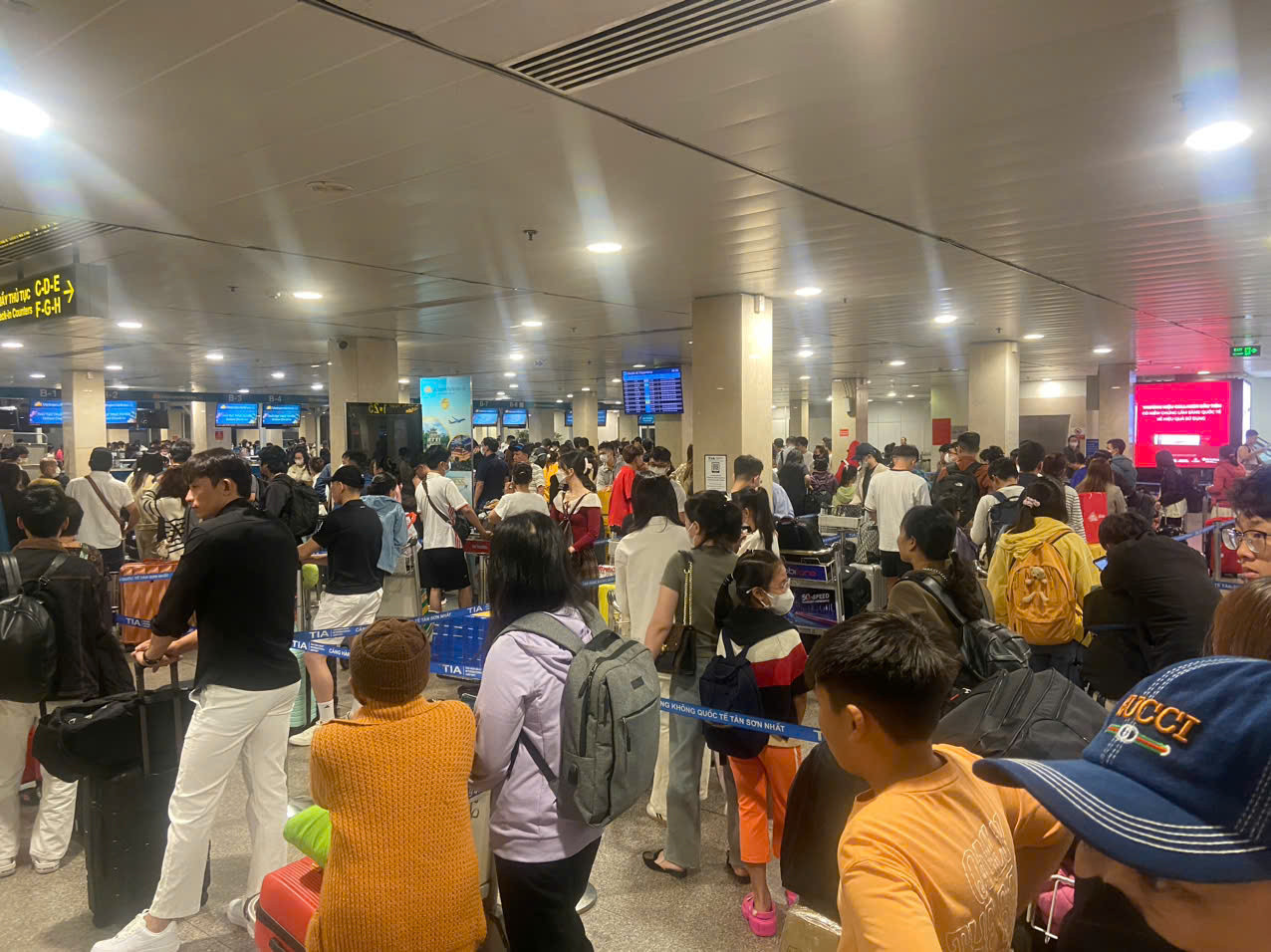 Nhiều hành khách phải đợi gần 1 giờ để làm thủ tục checkin và ký gửi hành lý. Ảnh: CTV