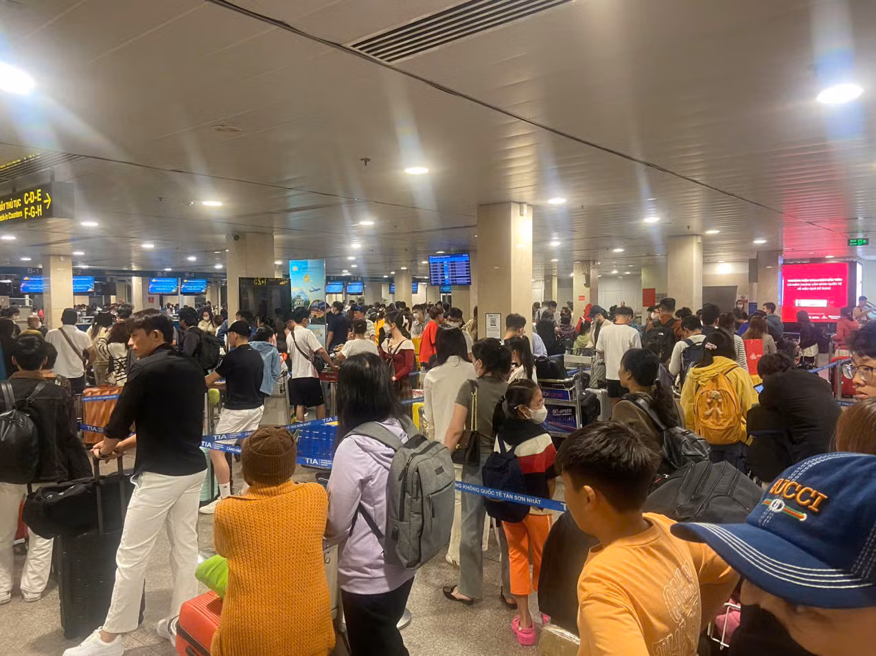 Nhiều hành khách phải đợi gần 1 giờ để làm thủ tục checkin và ký gửi hành lý. Ảnh: CTV Nhiều hành khách phải đợi gần 1 giờ để làm thủ tục checkin và ký gửi hành lý. Ảnh: CTV
