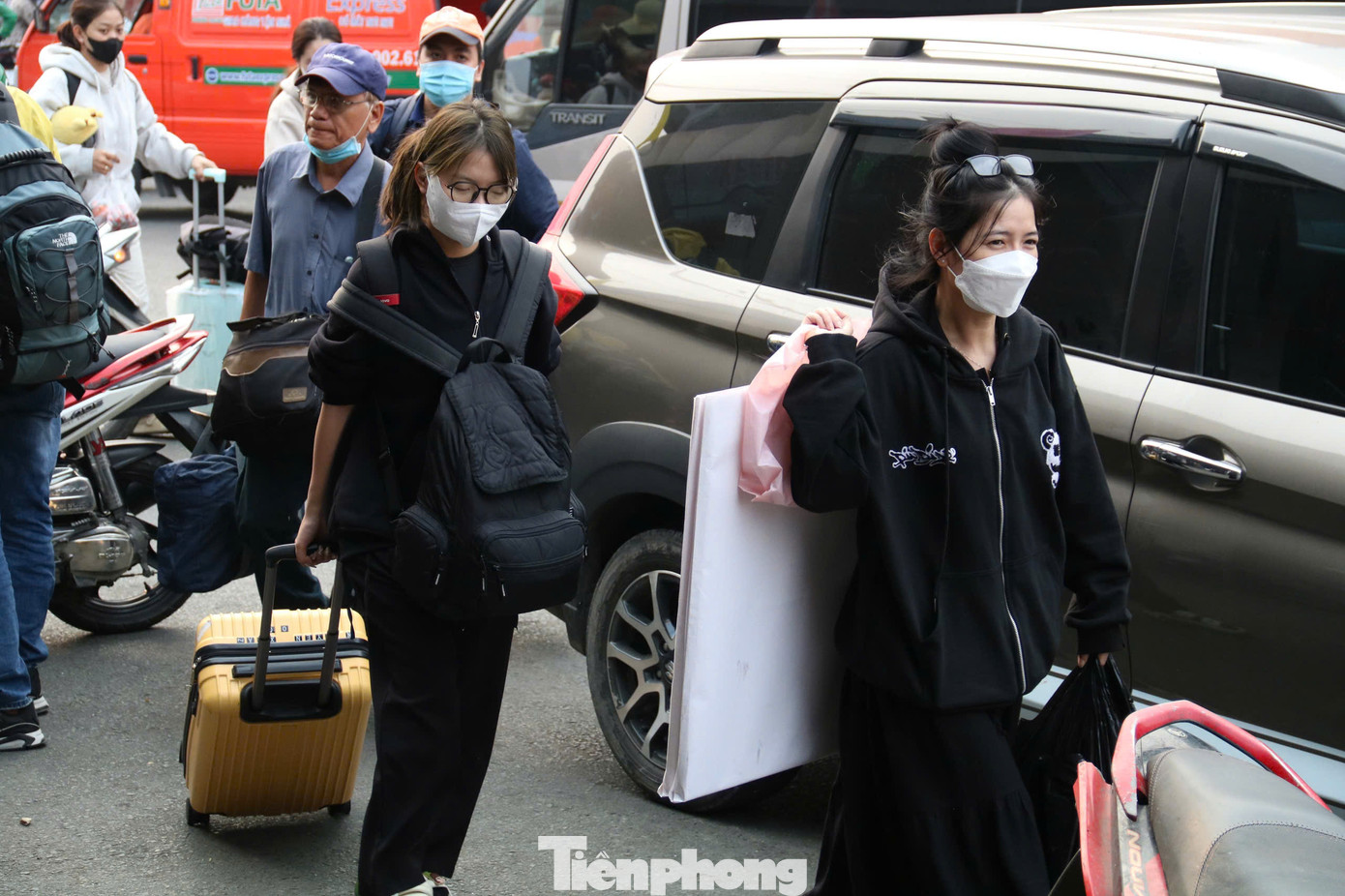 Người người &quot;tay xách, nách mang&quot;, lỉnh kỉnh đủ thứ đồ đạc trên hành trình về quê đón Tết.