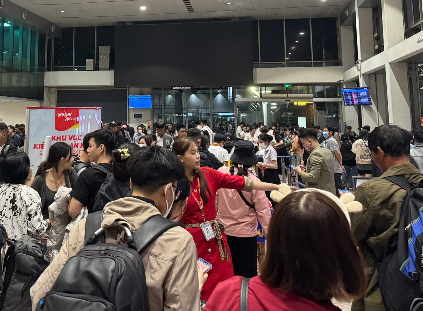 Khung giờ cao điểm sáng, lượng khách tại ga quốc nội rất đông, dự báo sẽ có khoảng 12.000 hành khách đi.