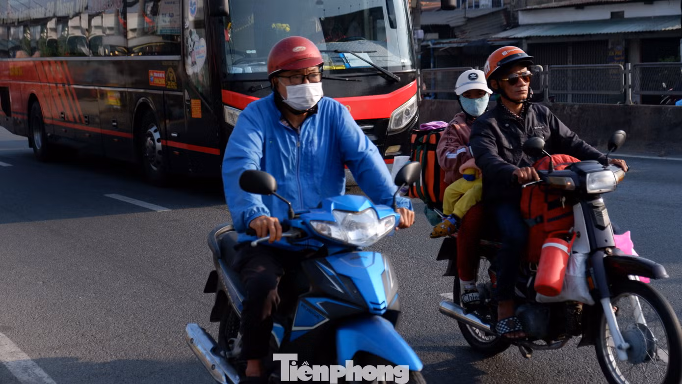 Người dân lỉnh kỉnh đồ đạc rời TPHCM về quê nghỉ Tết.