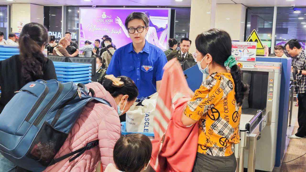 Chia sẻ với PV, chị Thanh Tâm (quê Bình Định) cho biết: "Hôm nay, tôi ra sân bay về quê đón Tết. Sân bay ngày 27 Tết rất đông nhưng được các bạn tình nguyện viên hỗ trợ và hướng dẫn nên việc làm thủ tục rất thuận lợi. Đặc biệt, với những gia đình có con nhỏ, các bạn nhiệt tình hỗ trợ trông giữ, nhìn rất đáng yêu và đáng quý".