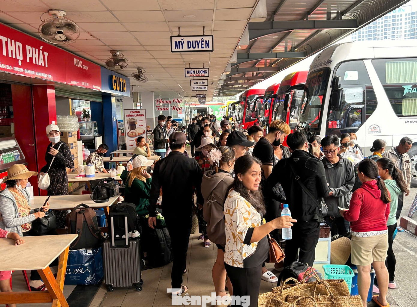 Theo ghi nhận của PV, cuối giờ chiều 24/1, kết thúc ngày làm việc cuối trước kỳ nghỉ Tết Nguyên đán 2025, rất đông người dân đến bến xe Miền Tây (quận Bình Tân, TPHCM) để mua vé về quê. Ảnh: CTV