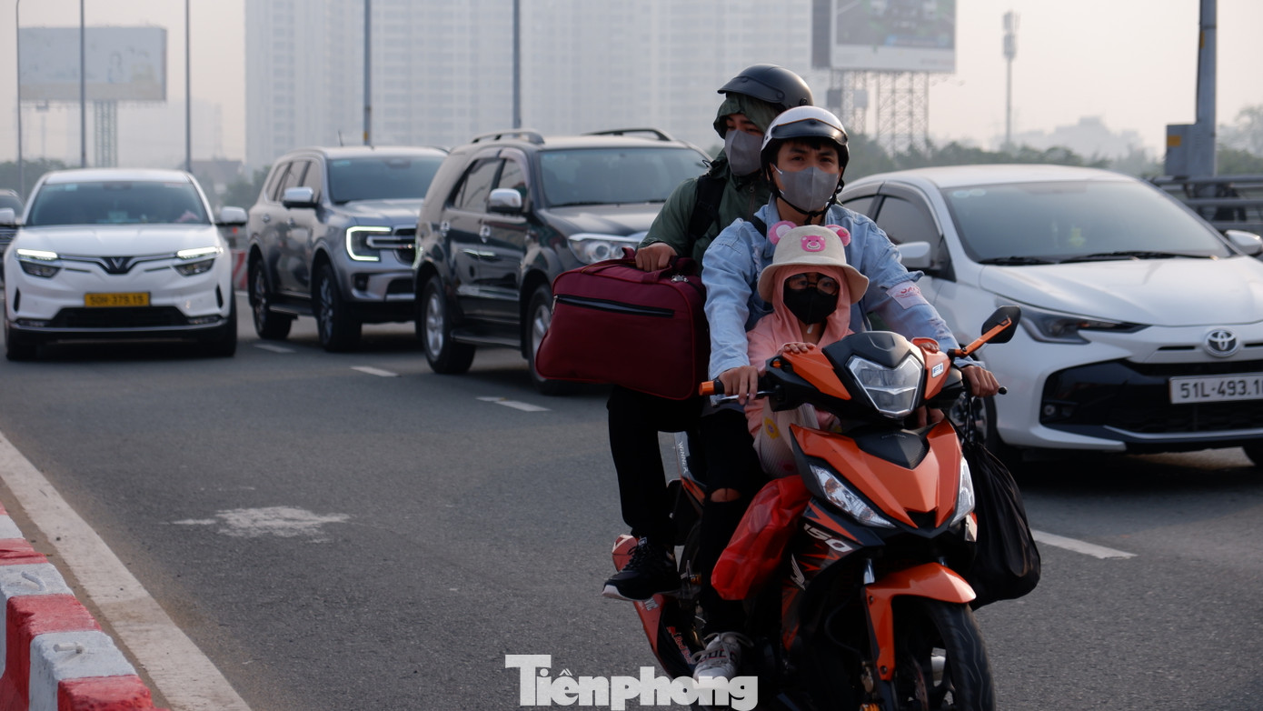 Tình trạng ùn ứ trên quốc lộ 1 kéo theo dòng xe ô tô phải xếp hàng di chuyển chậm trên đường Võ văn Kiệt.