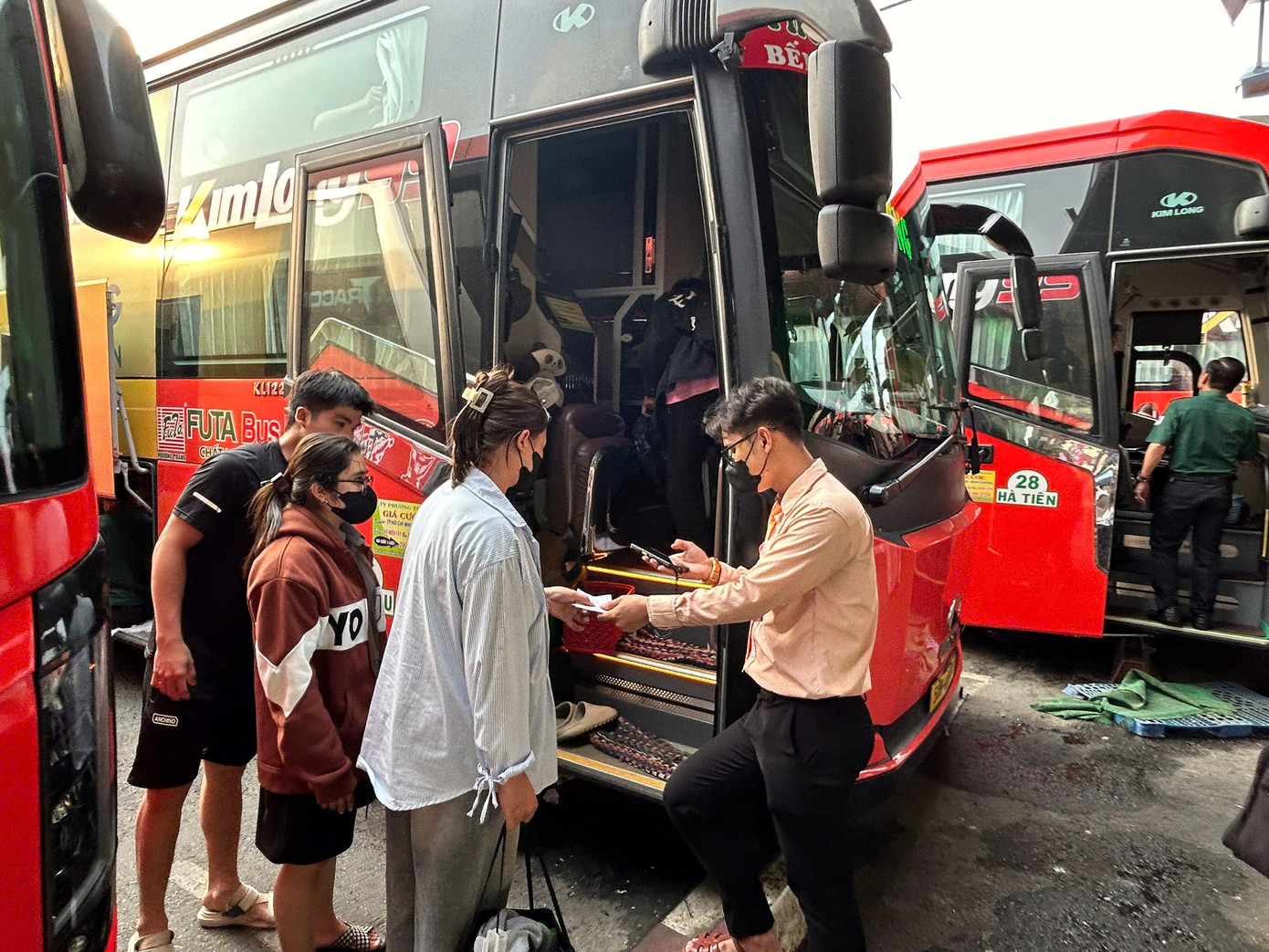 Theo bến xe Miền Tây, trong 10 ngày trước Tết (19/1 đến 28/1), bến xe dự kiến phục vụ 437.110 lượt khách với 16.430 chuyến xe. Ảnh: CTV Theo bến xe Miền Tây, trong 10 ngày trước Tết (19/1 đến 28/1), bến xe dự kiến phục vụ 437.110 lượt khách với 16.430 chuyến xe. Ảnh: CTV