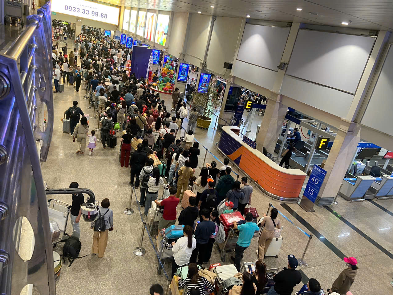 Dù hành khách có giảm nhưng trong khung giờ cao điểm sáng 28 Tết, nhà ga quốc nội vẫn rất đông đúc. Ảnh: CTV.