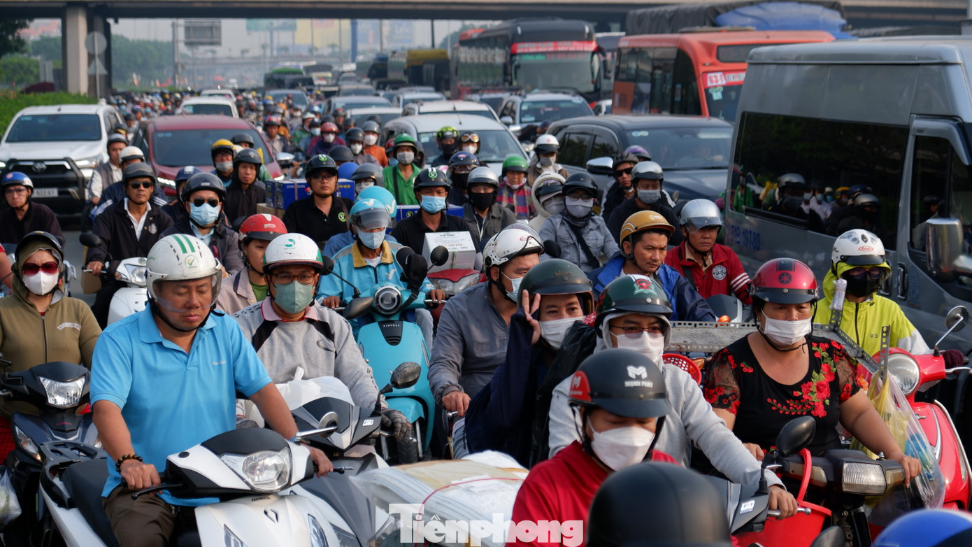 Người, xe &quot;chen chân&quot; trên quốc lộ 1 đoạn từ vòng xoay An Lạc đến nút giao Bình Thuận vào sáng 25 Tết.