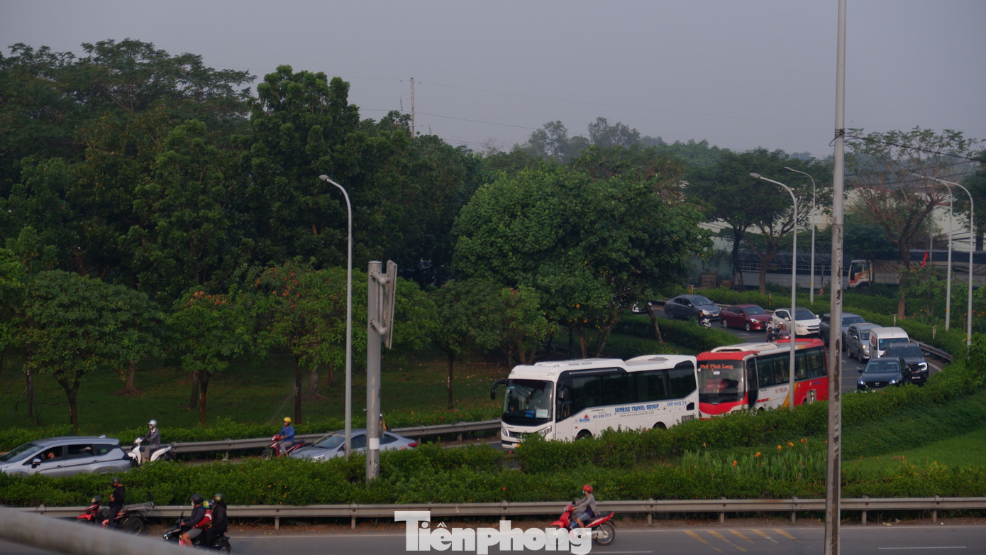 Dòng xe ô tô từ đường Võ Văn Kiệt xếp hàng di chuyển qua cầu vượt trước khi nhập làn vào quốc lộ 1.