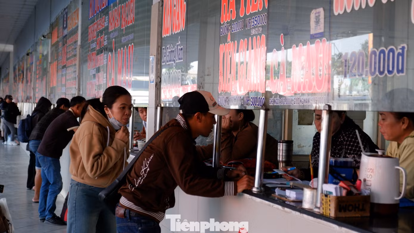 Sáng 23 tháng Chạp, nhiều hành khách đến bến xe Miền Tây để mua vé về quê đón Tết.